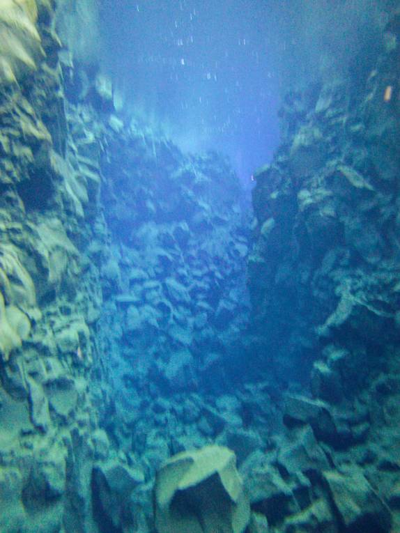 As águas claríssimas, com quase 100 metros de visibilidade, da Silfur Hellir, a fenda que divide a Europa da América, no Parque Nacional Thingvellir, na Islândia